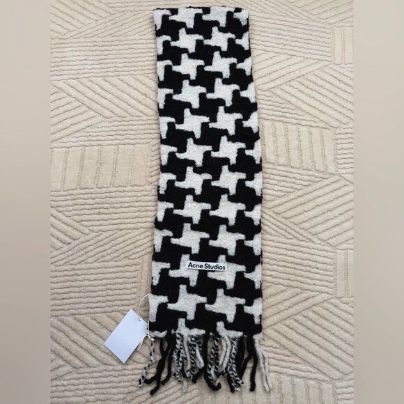 Acne Studios houndstooth-pattern knitted scarf - Picture 4 of 8
